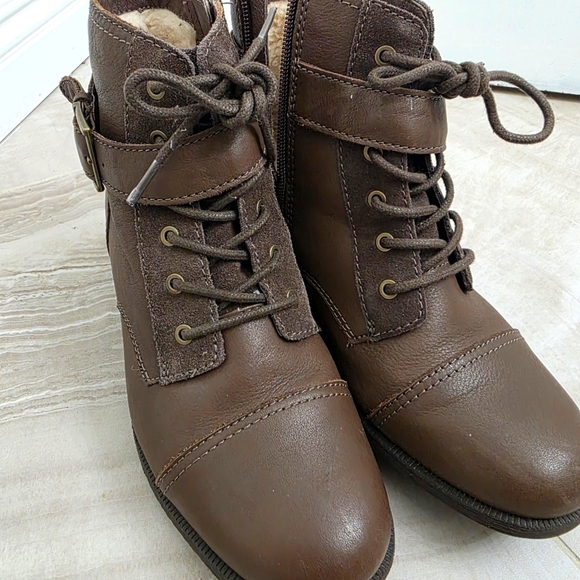 UGG women’s brown ankle boots Size 9 - Picture 10 of 10